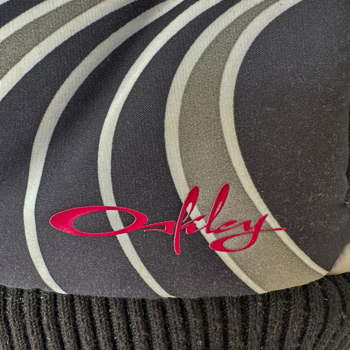 Oakley Women’s Medium Y2K Graphic Puffer Vest Blue Black Gray Ski Snowboard